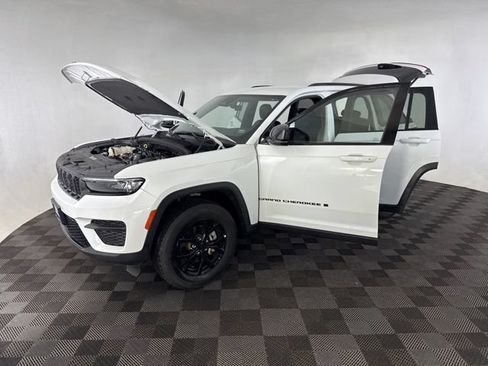Used 2025 Jeep Grand Cherokee Altitude AWD/4WD image 12