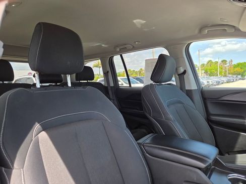 Used 2024 Jeep Grand Cherokee Laredo image 11