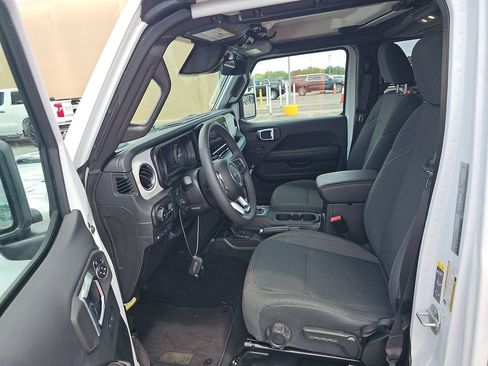 Used 2025 Jeep Wrangler Unlimited Sahara image 5