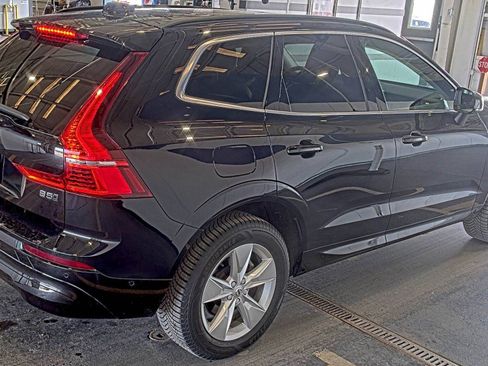 Used 2022 Volvo XC60 B5 Momentum image 3