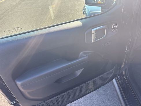 Used 2024 Jeep Gladiator Sport image 14