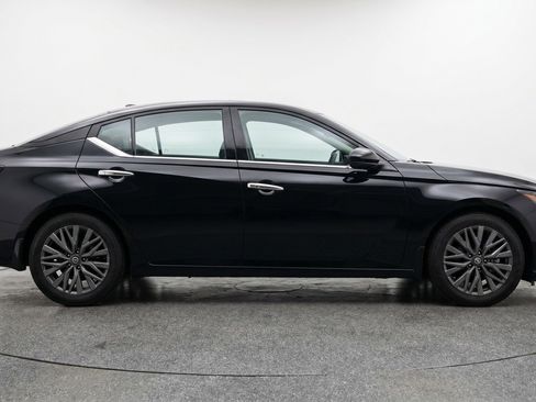 Used 2025 Nissan Altima 2.5 SV FWD image 11