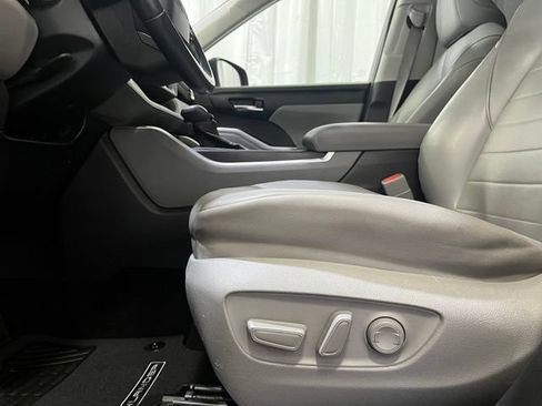 Used 2022 Toyota Highlander XLE AWD/4WD image 17