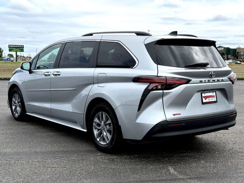 Used 2022 Toyota Sienna XLE w/ XLE Plus Package FWD image 5