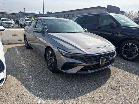 Used 2025 Hyundai Elantra SEL image 1