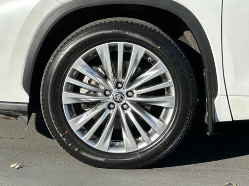 Used 2023 Toyota Highlander Platinum image 26