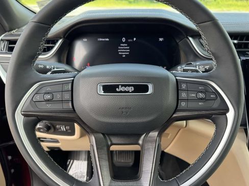 Used 2025 Jeep Grand Cherokee Limited RWD image 17