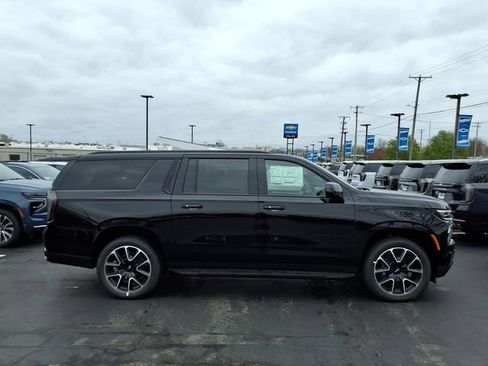 New 2026 Chevrolet Suburban RST w/ RST Capability Package AWD/4WD image 2