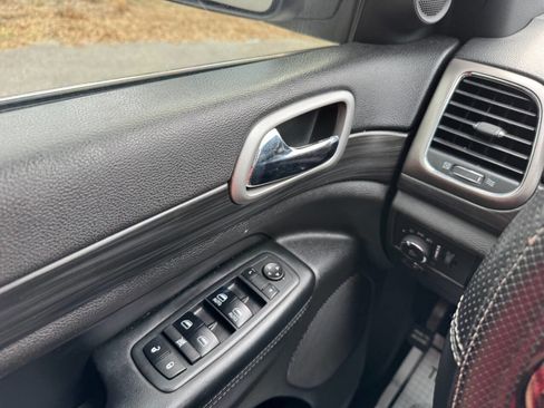 Used 2019 Jeep Grand Cherokee Laredo image 47