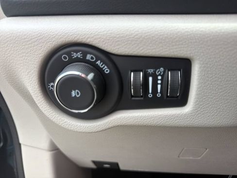Used 2023 Chrysler Pacifica Touring-L FWD image 41