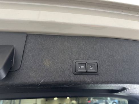 Used 2021 Audi e-tron Premium w/ Convenience Plus Package image 11