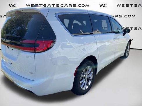 New 2026 Chrysler Pacifica Select image 16
