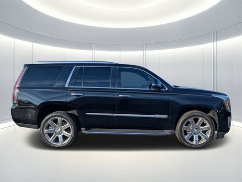 Used 2018 Cadillac Escalade Luxury image 3
