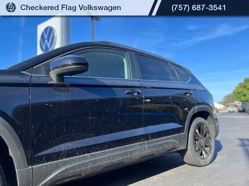 Used 2025 Volkswagen Taos SE image 3