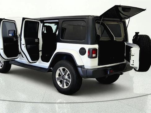 Used 2022 Jeep Wrangler Unlimited Sahara w/ Cold Weather Group AWD/4WD image 10