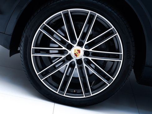 Used 2021 Porsche Cayenne S image 12