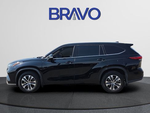 Used 2022 Toyota Highlander XLE AWD/4WD image 2