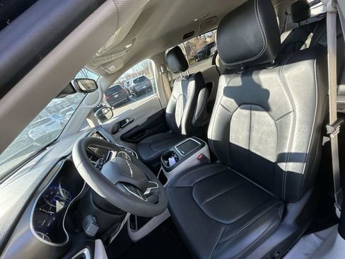 Used 2024 Chrysler Pacifica Touring-L image 15