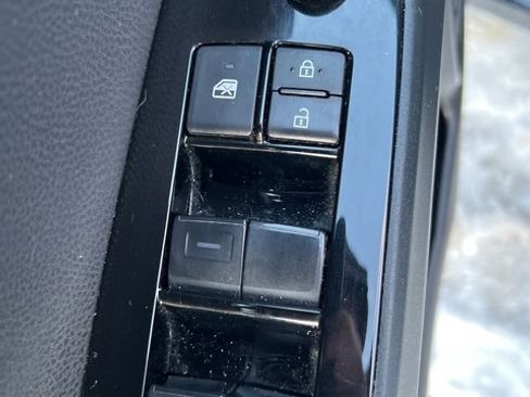 Used 2021 Toyota Prius XLE image 16