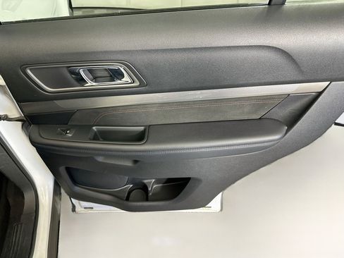 Used 2018 Ford Explorer XLT w/ Equipment Group 202A FWD image 31