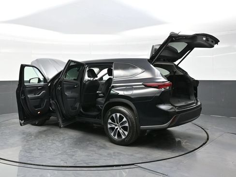 Used 2025 Toyota Highlander XLE AWD/4WD image 47