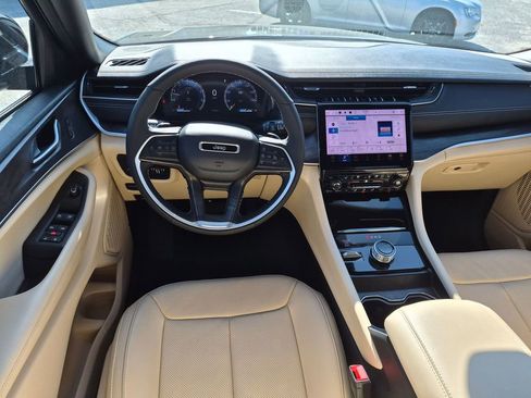 Used 2025 Jeep Grand Cherokee L Limited w/ Luxury Tech Group II AWD/4WD image 27