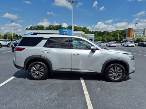 Used 2024 Nissan Pathfinder SV FWD image 2