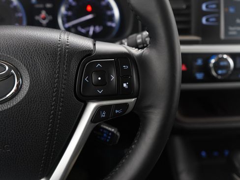 Used 2018 Toyota Highlander XLE w/ Carpet Mat Package (TMS) image 28