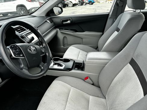 Used 2014 Toyota Camry L image 9