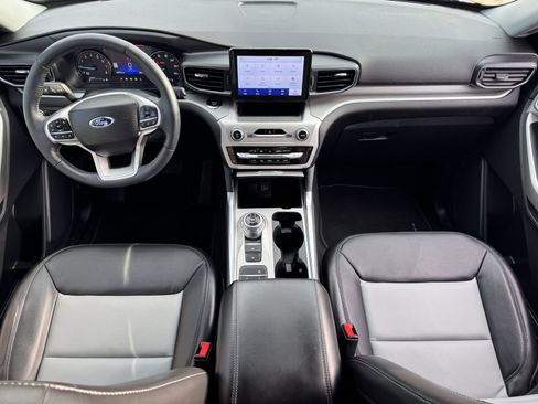 Used 2022 Ford Explorer XLT w/ Equipment Group 202A image 10