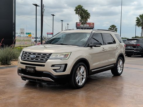 Used 2017 Ford Explorer XLT w/ Equipment Group 202A image 5