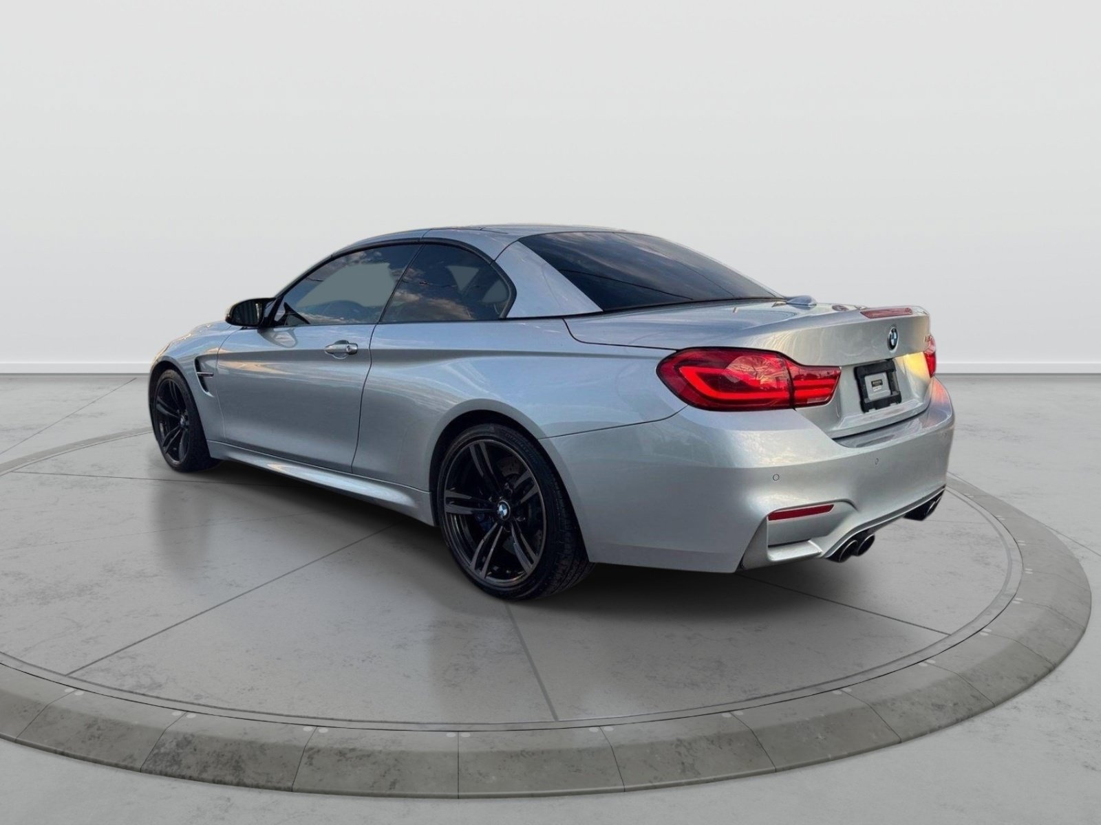 Used 2018 BMW M4 Convertible RWD image 3