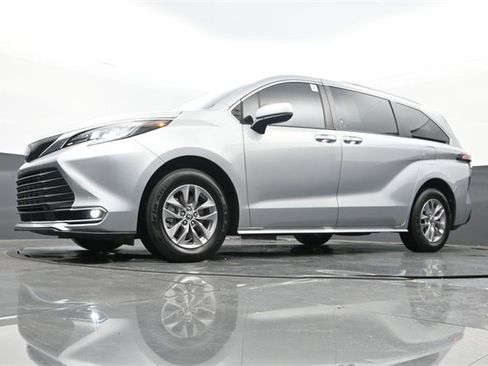 Used 2022 Toyota Sienna XLE image 30