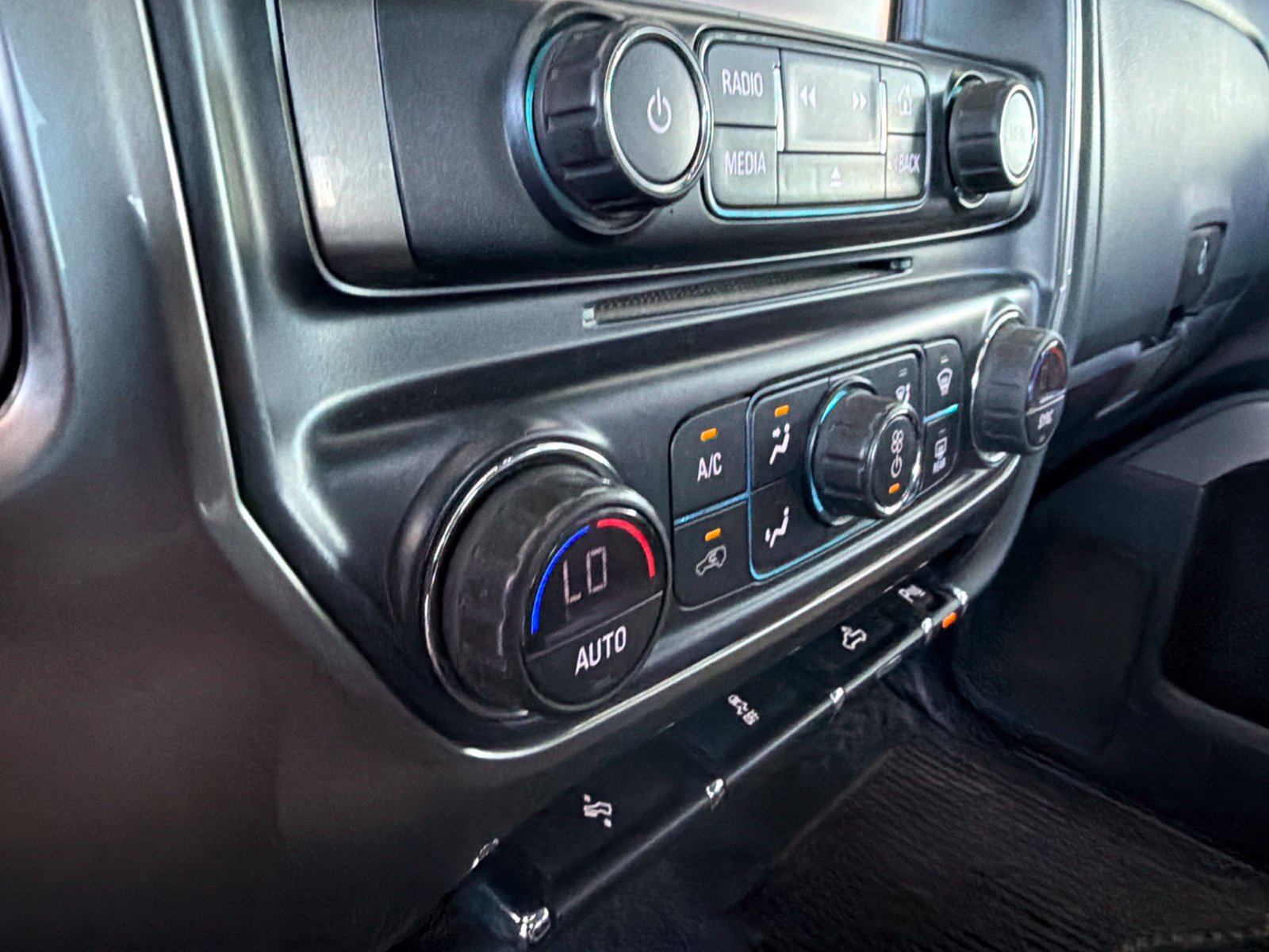 Used 2018 Chevrolet Silverado 1500 LT w/ Texas Edition AWD/4WD image 9