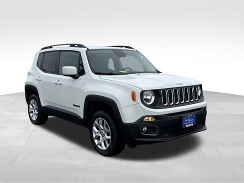 Used 2017 Jeep Renegade Latitude w/ Cold Weather Group image 4