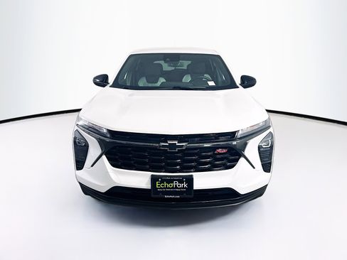 Used 2024 Chevrolet Trax RS image 2