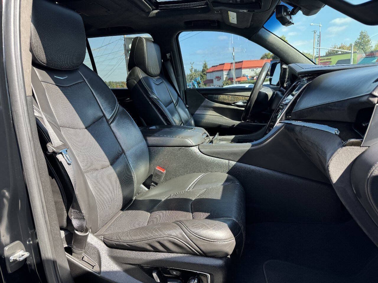 Used 2019 Cadillac Escalade Platinum RWD image 19