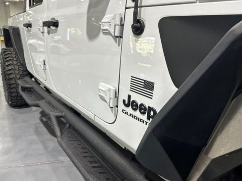 Used 2023 Jeep Gladiator Sport AWD/4WD image 18