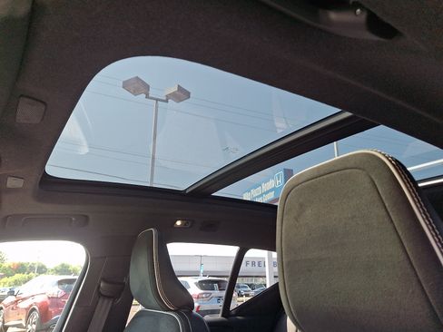 Used 2019 Volvo XC40 T5 R-Design AWD/4WD image 17