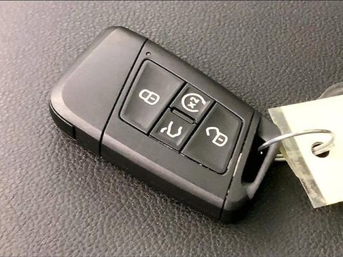 Used 2025 Volkswagen Taos SE image 11