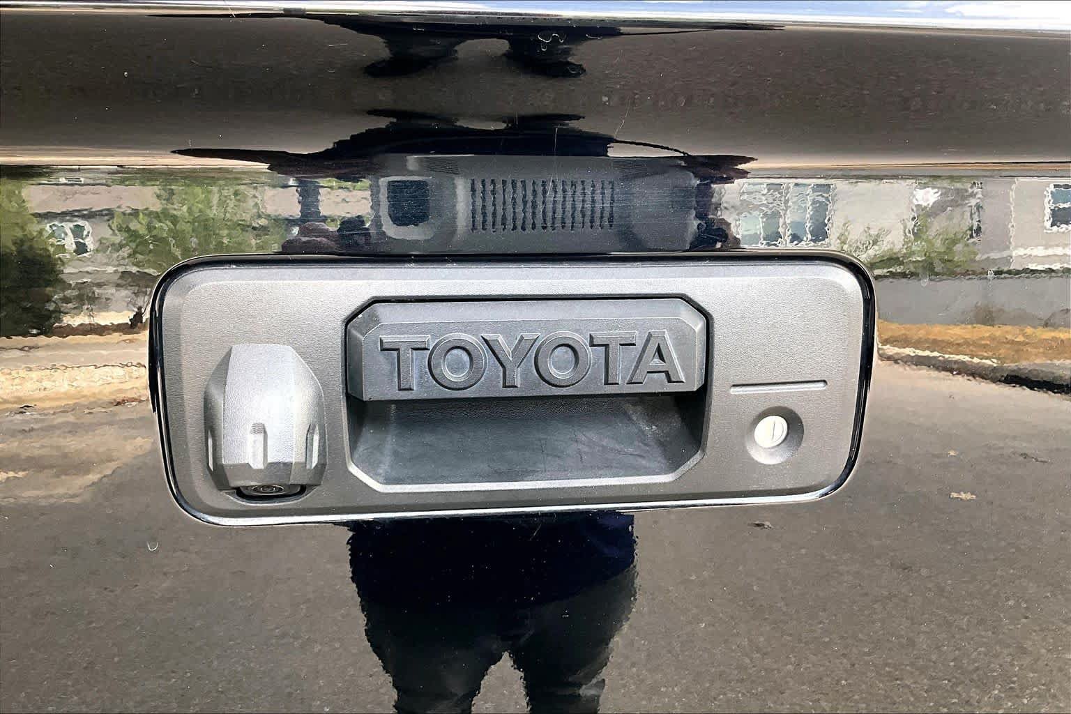 Used 2021 Toyota Tundra Limited w/ Limited Premium Package AWD/4WD image 31