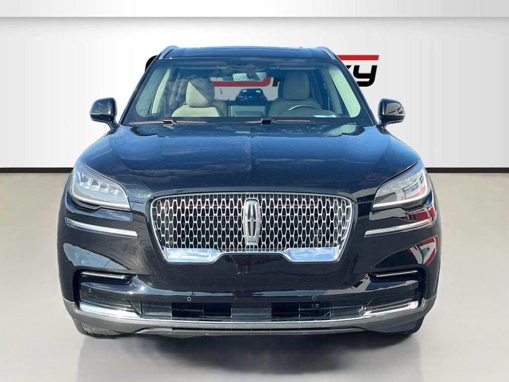 Used 2024 Lincoln Aviator AWD w/ Premium Package image 2