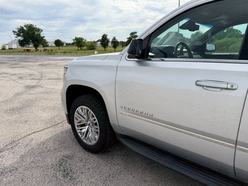 Used 2019 Chevrolet Suburban LT image 12