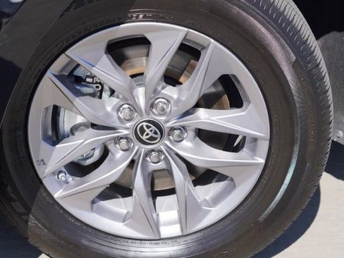 Used 2024 Toyota Sienna XLE FWD image 11