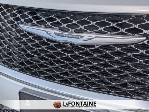 Used 2024 Chrysler Pacifica Touring-L image 9