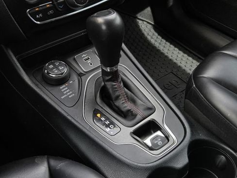 Used 2022 Jeep Cherokee Trailhawk AWD/4WD image 19
