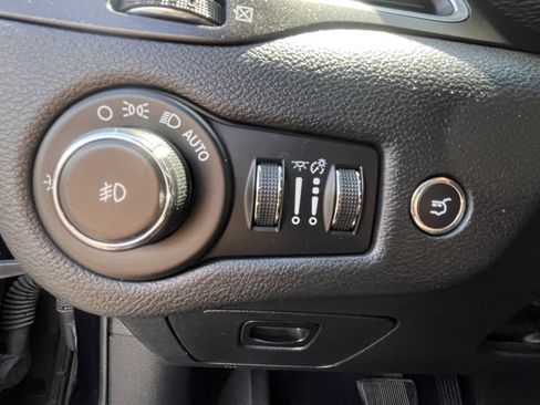 Used 2019 Jeep Cherokee Trailhawk w/ Comfort/Convenience Group AWD/4WD image 17