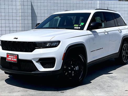 Certified 2024 Jeep Grand Cherokee Altitude AWD/4WD image 2