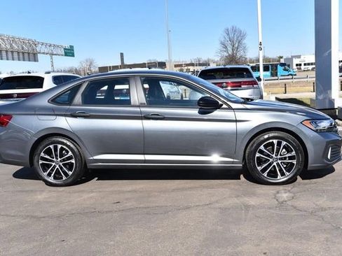 Used 2024 Volkswagen Jetta Sport image 5