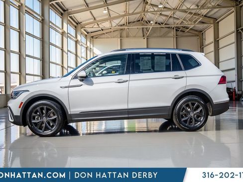 Used 2024 Volkswagen Tiguan SE FWD image 2